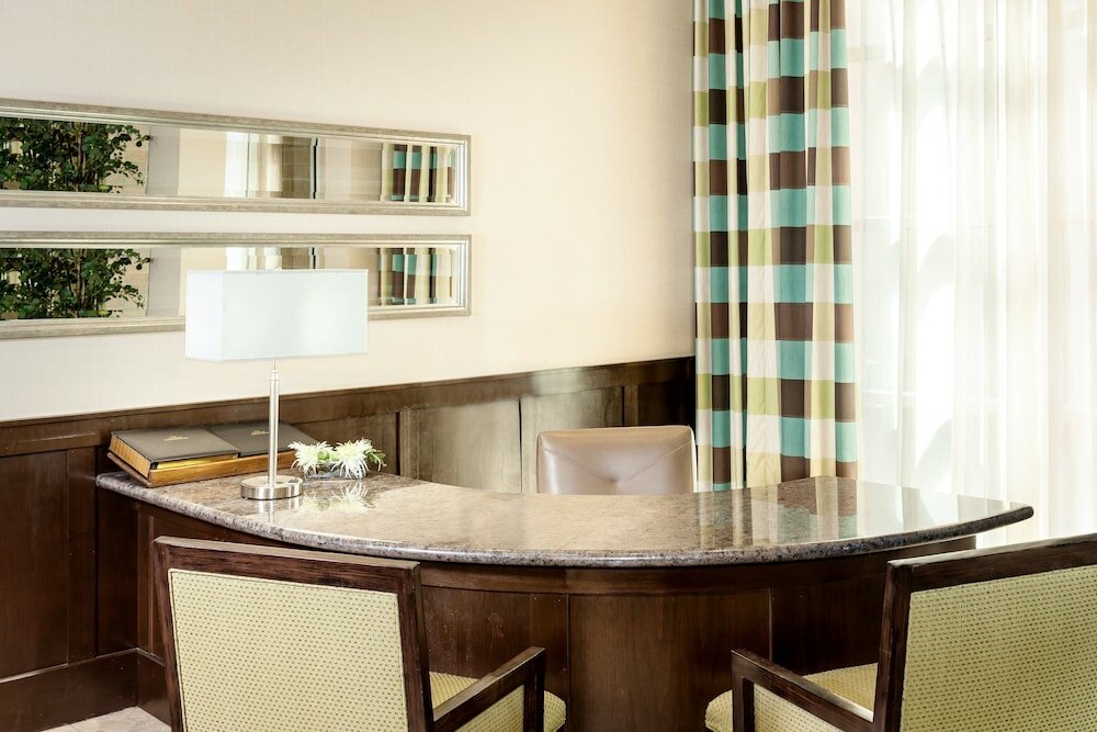 Фото Crowne Plaza Anchorage Midtown, an Ihg Hotel