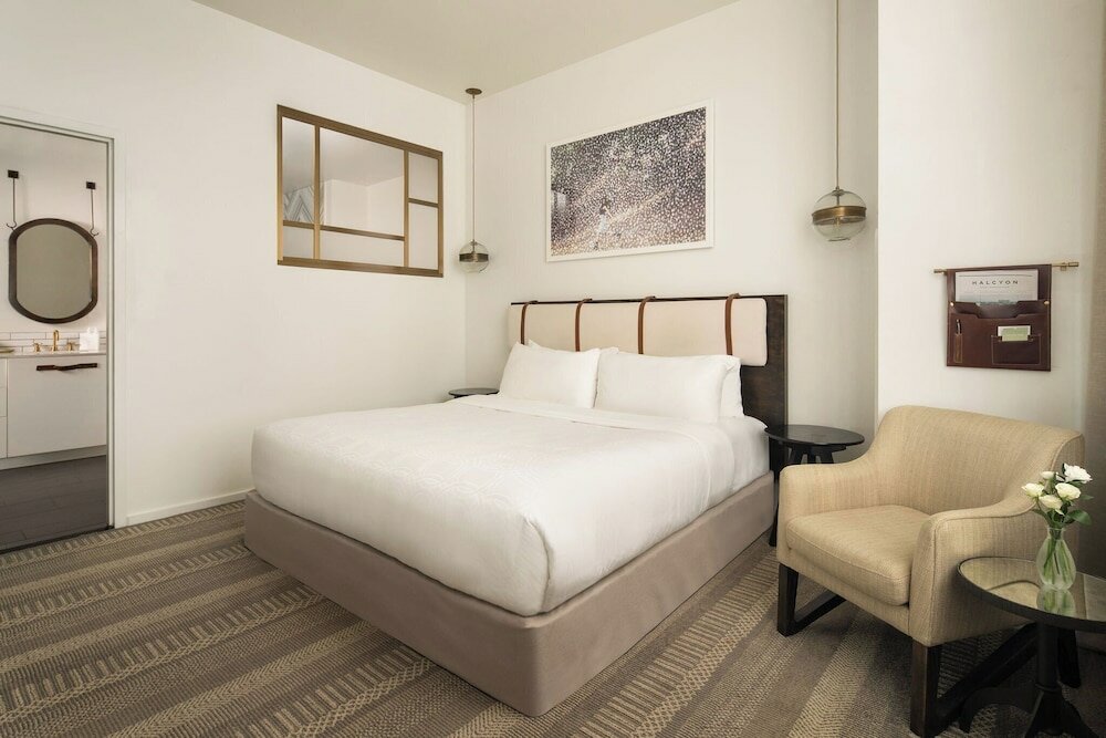 Фото Halcyon - a hotel in Cherry Creek