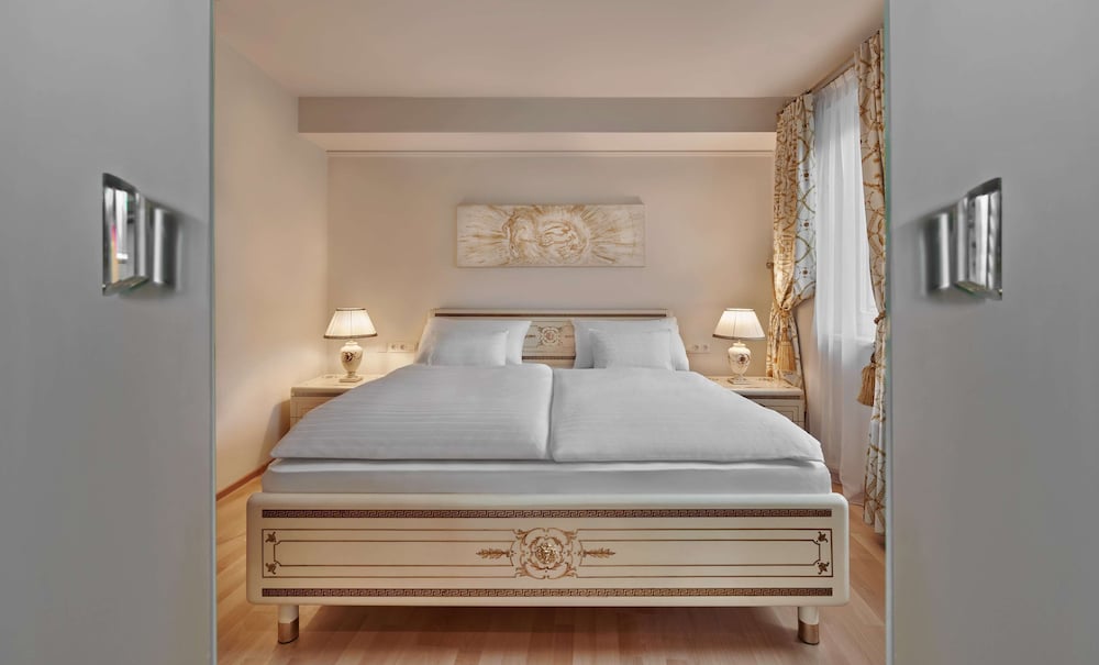 Фото Hotel Schwarzer Adler