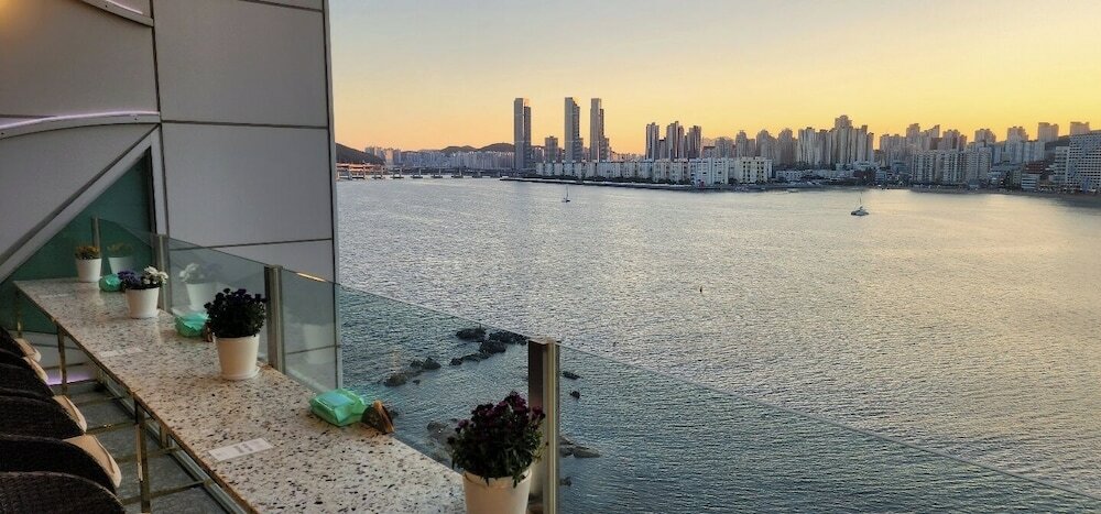 Фото H Avenue Gwangalli Beach