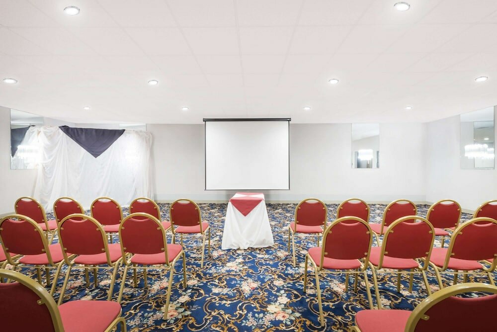 Фото Ramada by Wyndham Watertown