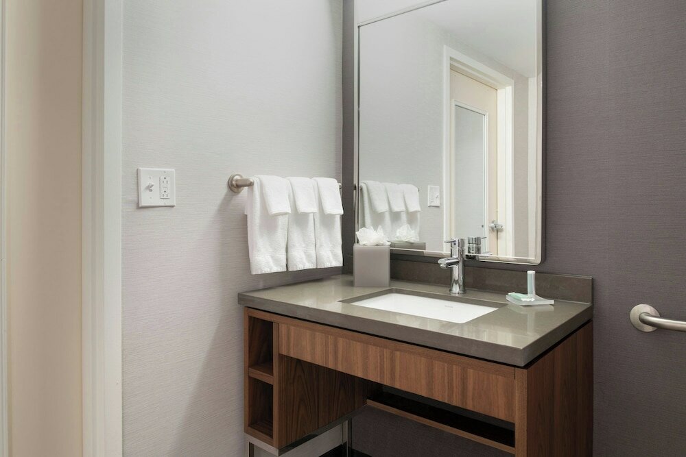 Фото Courtyard by Marriott Providence Lincoln