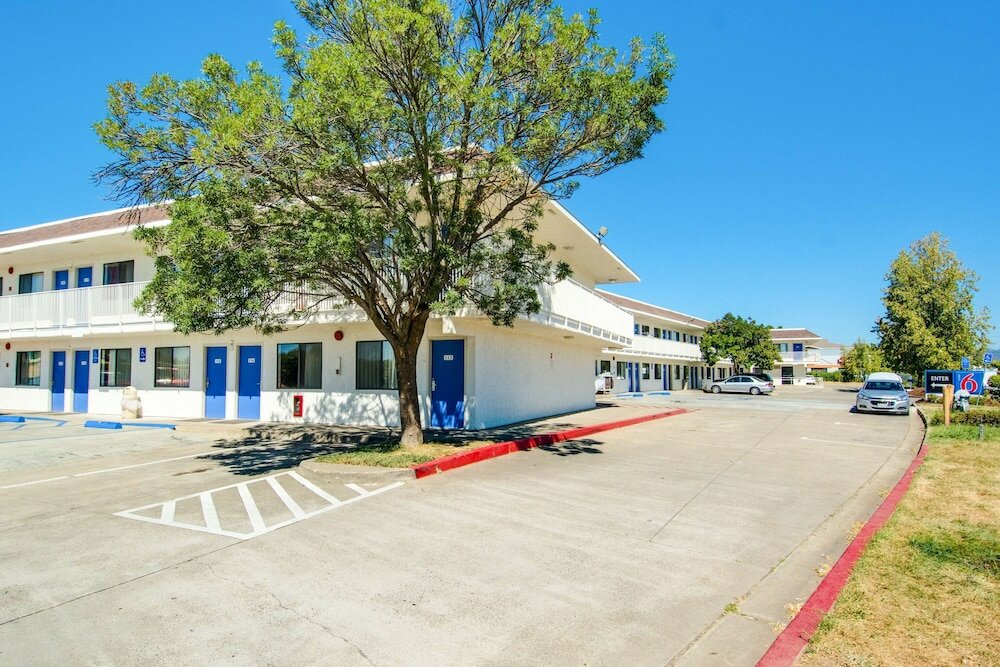 Фото Motel 6 Redding, Ca - North