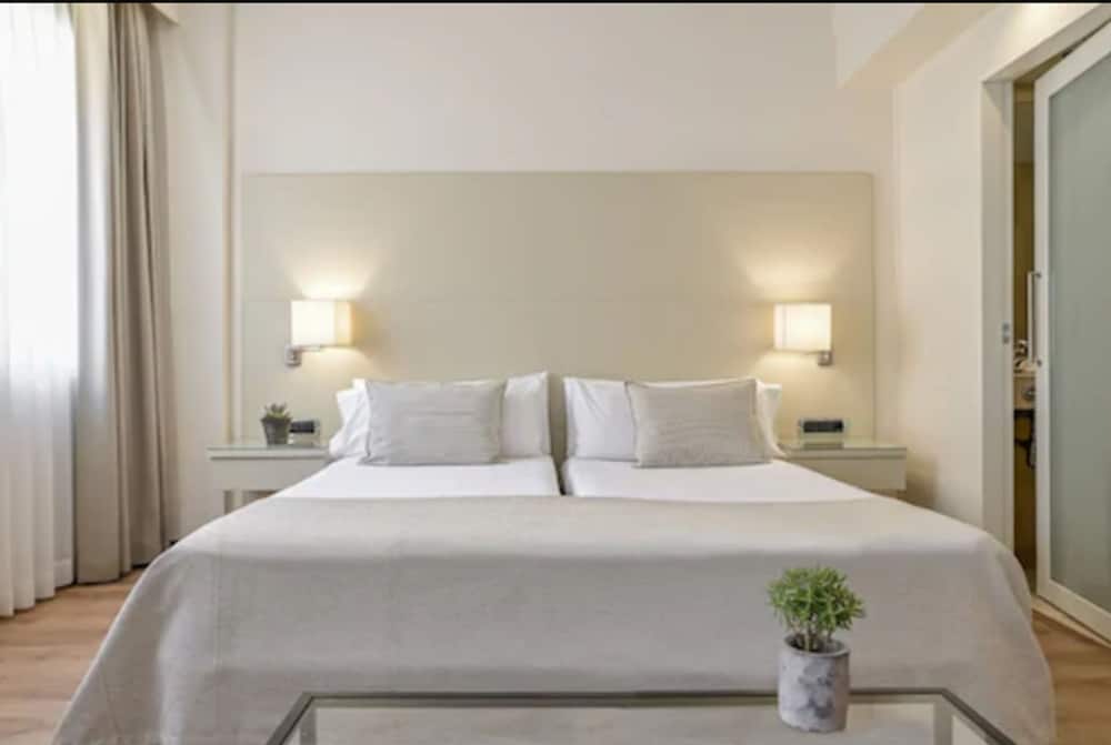 Фото Aparthotel Mariano Cubi Barcelona