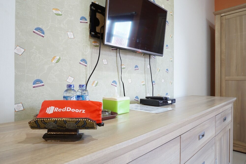 Фото Residences by RedDoorz near Kemang Square