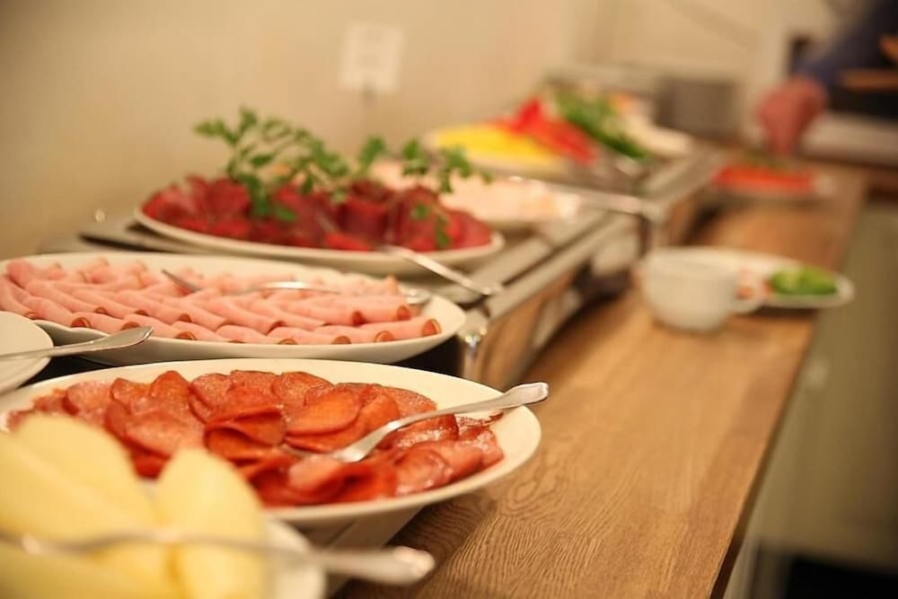 Фото Queen's Hotel by First Hotels