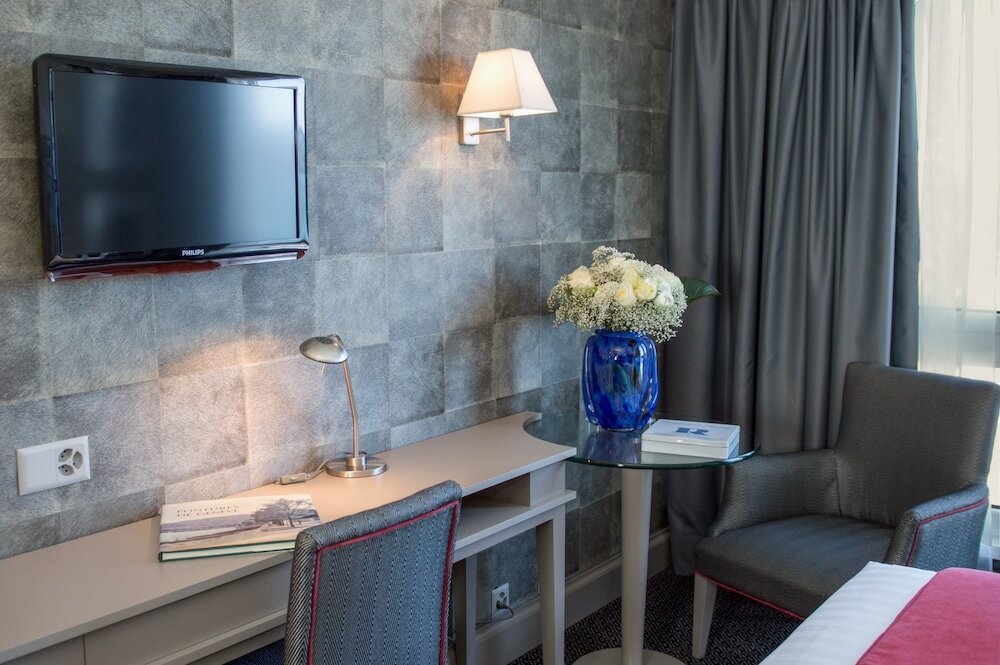 Фото Drake Longchamp