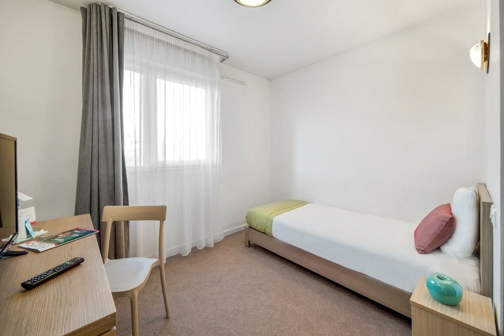 Фото Comfort Aparthotel Versailles Saint Cyr Lecole 