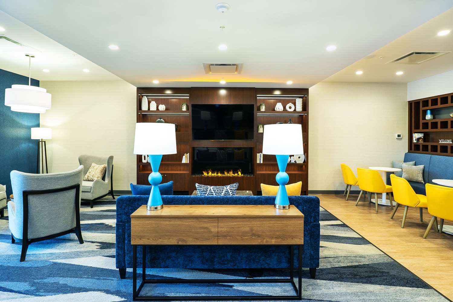 Фото Comfort Suites Kelowna