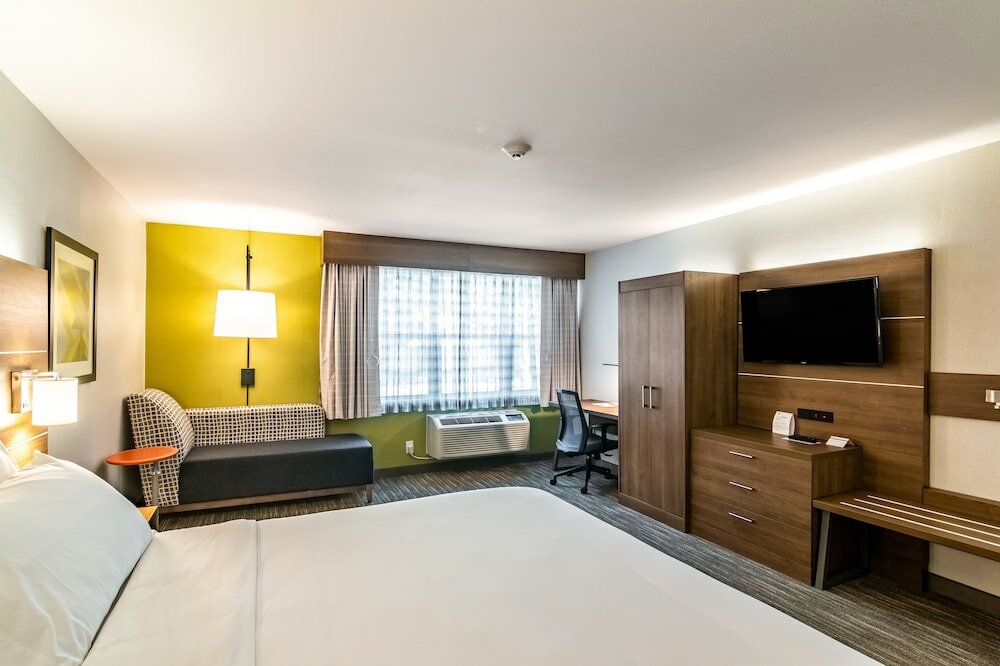 Фото Holiday Inn Express & Suites Camarillo, an Ihg Hotel