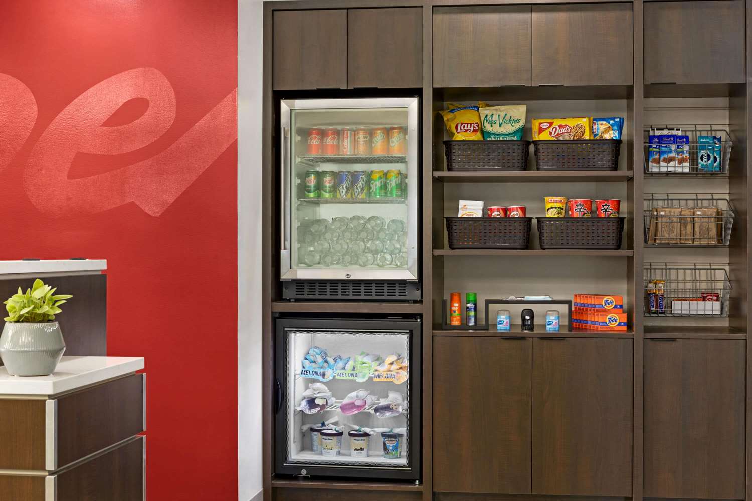 Фото Super 8 by Wyndham Calgary Shawnessy Area