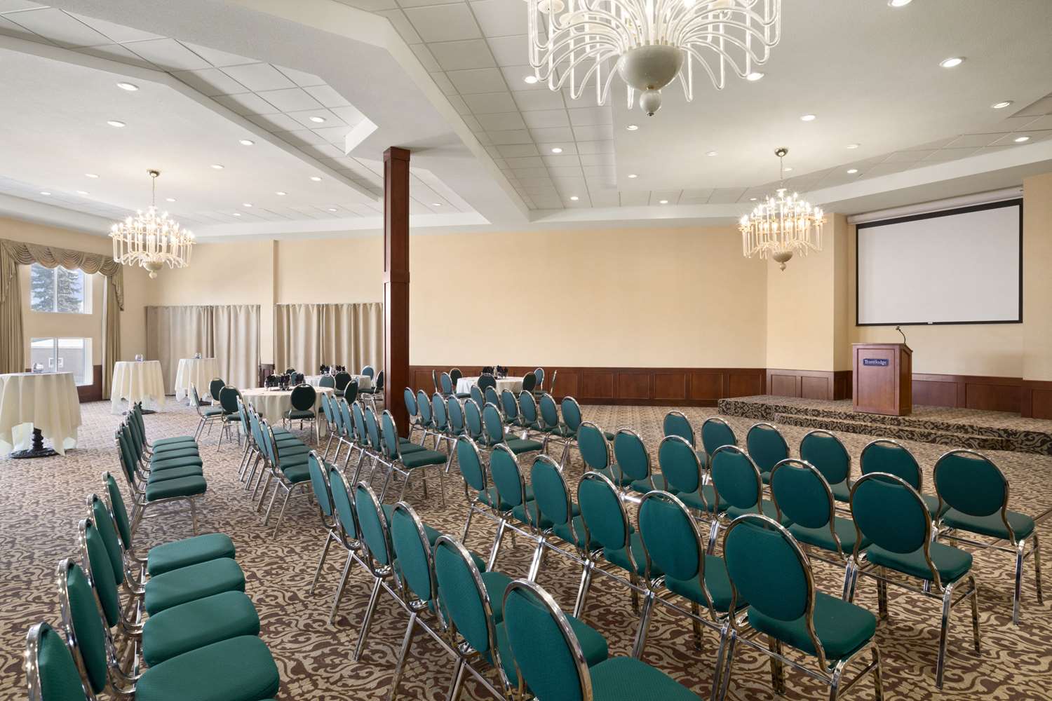 Фото Travelodge by Wyndham Strathmore