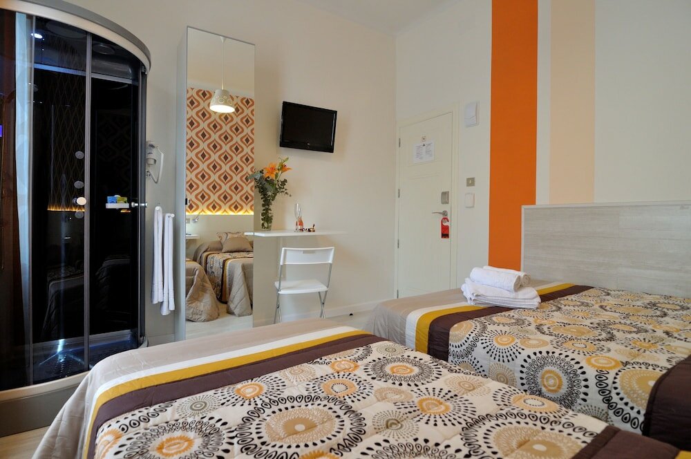 Фото Far Home Plaza Mayor Hostel