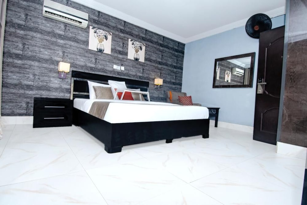 Фото Newland Luxury Apartments