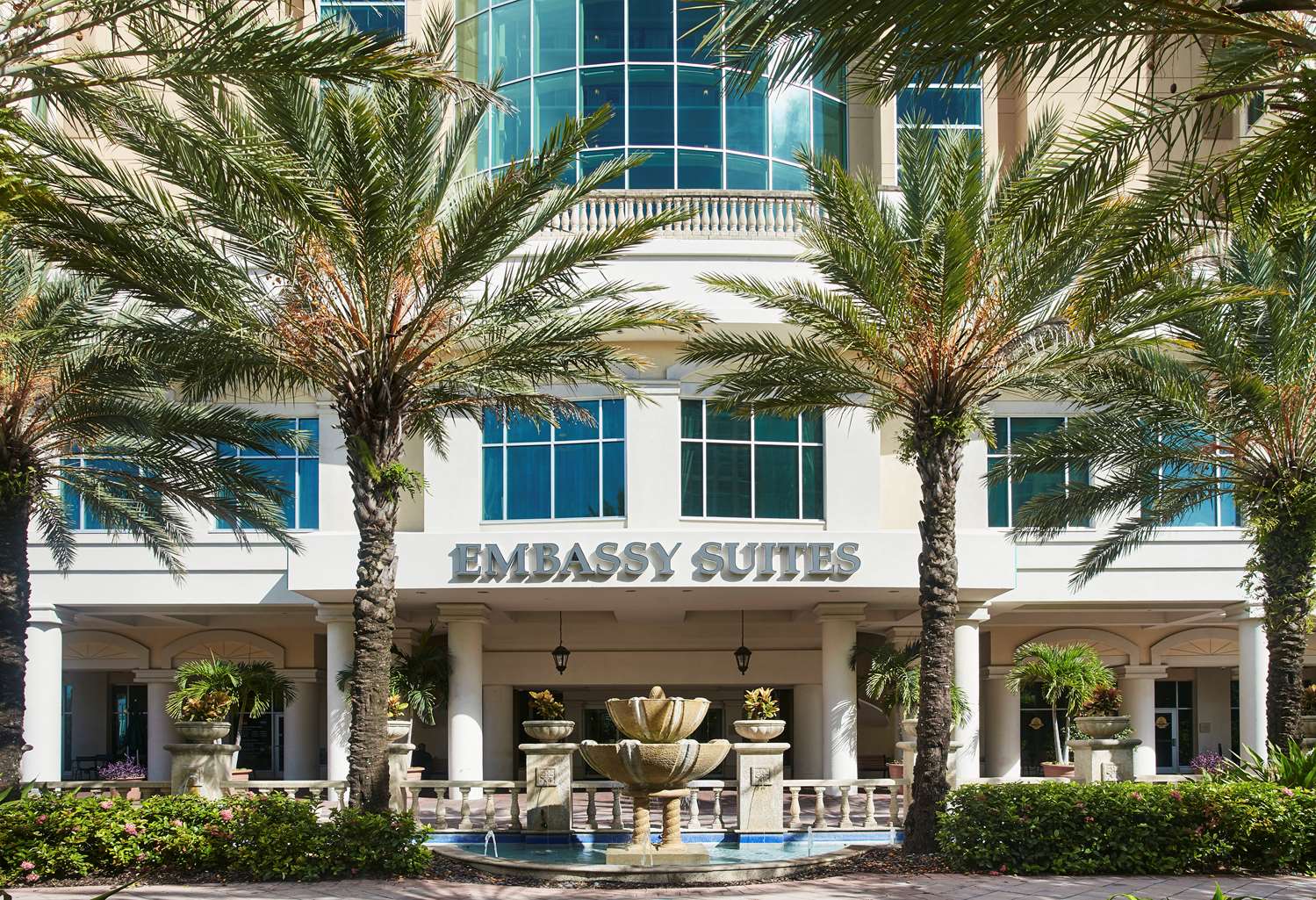 Фото Embassy Suites Tampa Downtown