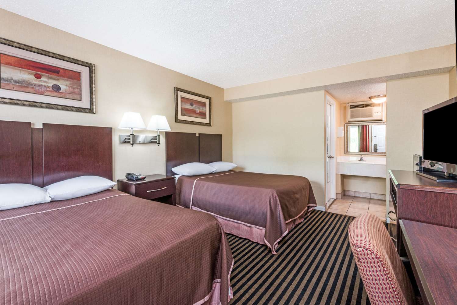 Фото Howard Johnson by Wyndham Rocky Hill