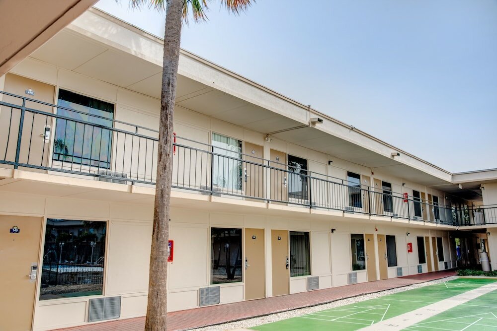 Фото Days Inn by Wyndham St. Petersburg Tampa Bay Area