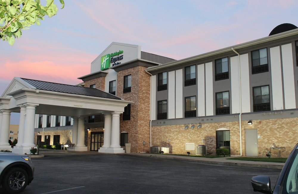Фото Holiday Inn Express & Suites Greenfield, an Ihg Hotel