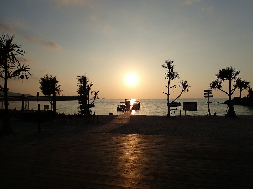 Фото Okinawa Kariyushi Lch Resort on the Beach