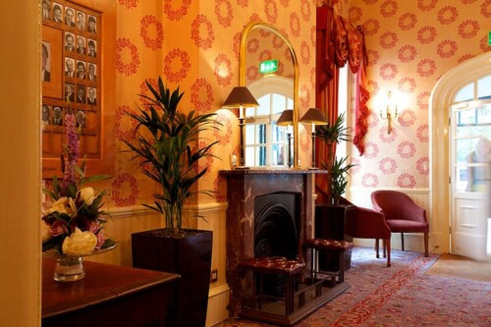 Фото Coulsdon Manor Hotel and Golf Club