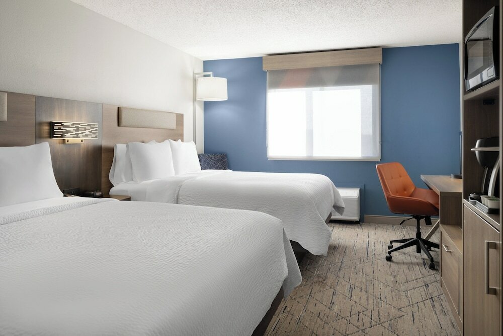 Фото Holiday Inn Express & Suites Midwest, an Ihg Hotel