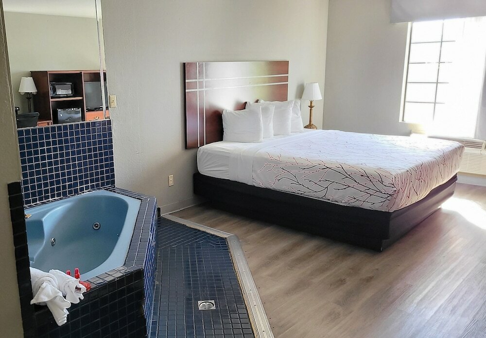 Фото Rancho San Diego Inn & Suites