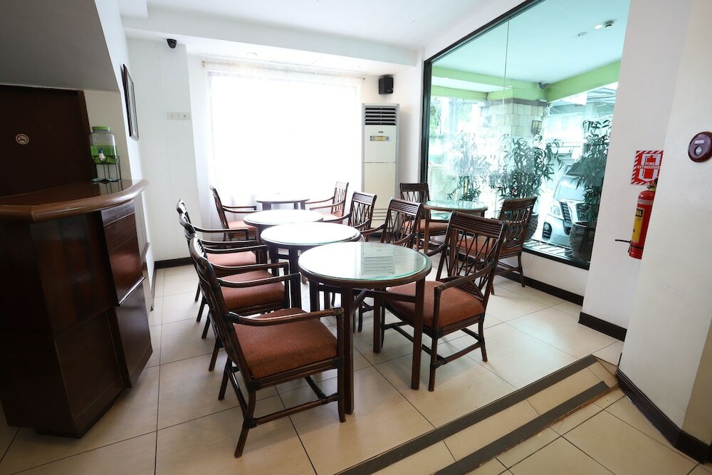 Фото Oyo 210 Apple Tree Suites