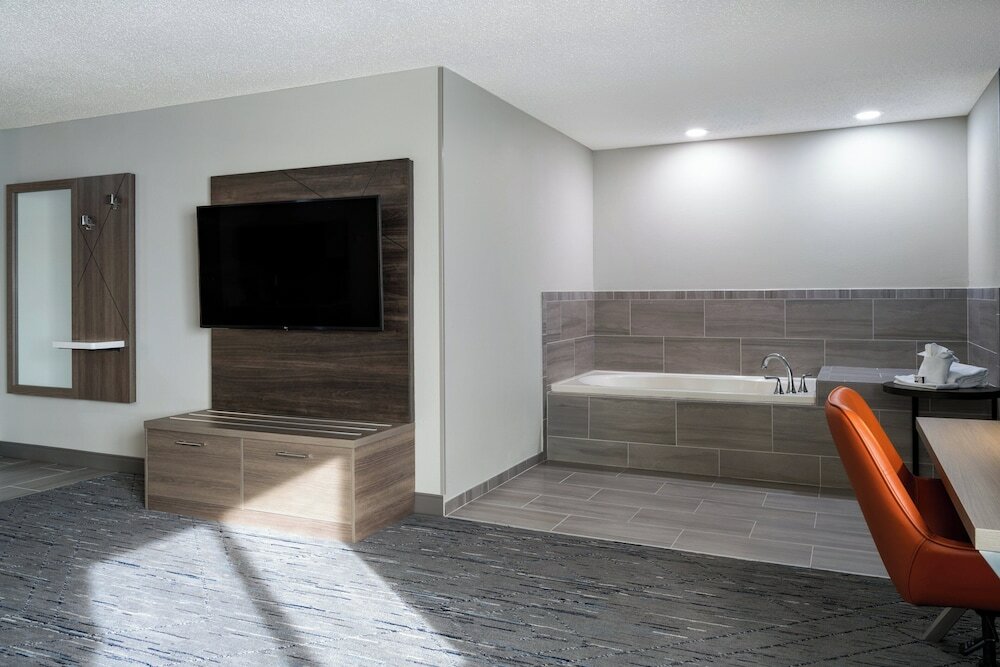 Фото Holiday Inn Express & Suites Midwest, an Ihg Hotel