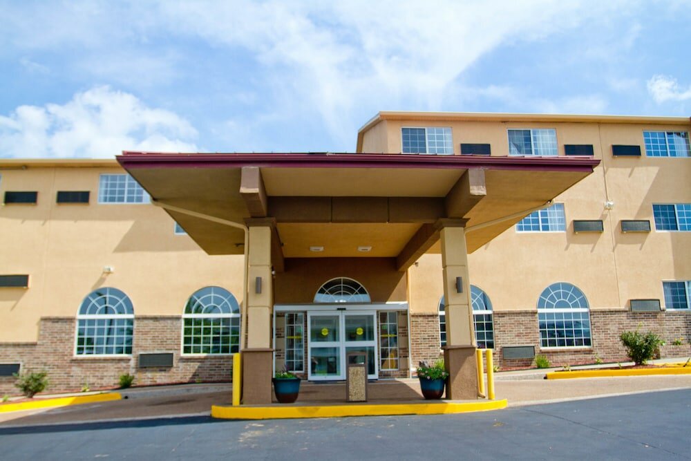 Фото Super 8 by Wyndham Kansas City