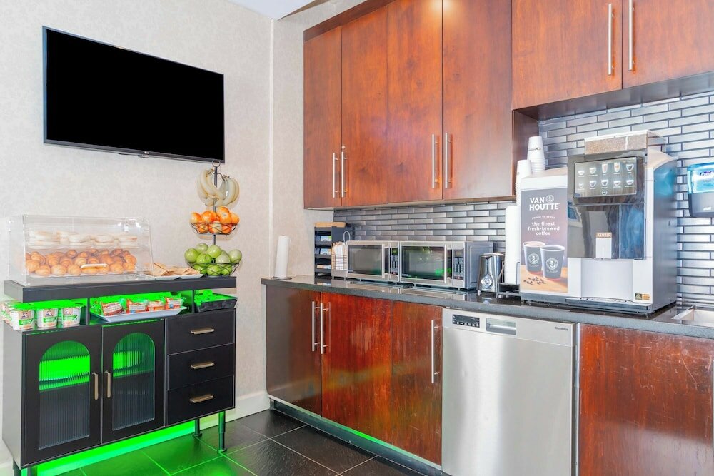 Фото Sandman Signature Vancouver Airport Hotel & Resort