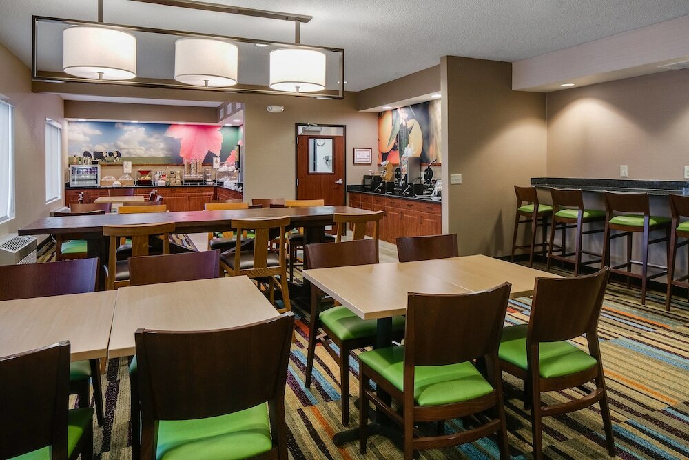 Фото Fairfield Inn by Marriott Kansas City Airport