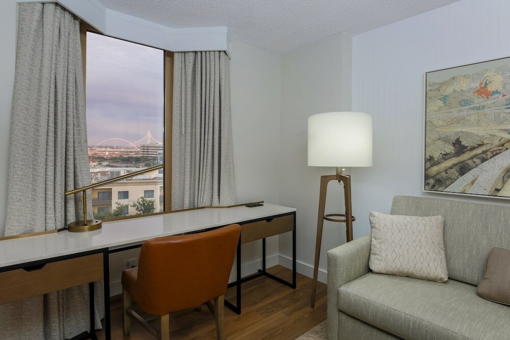 Фото Sheraton Suites Market Center Dallas