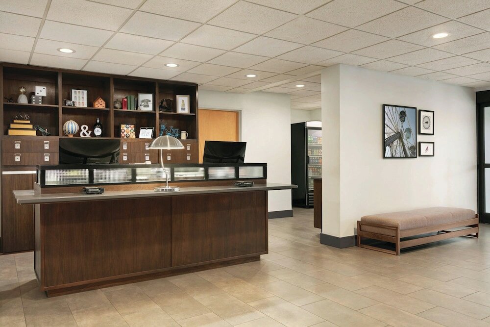 Фото Four Points by Sheraton Raleigh Arena