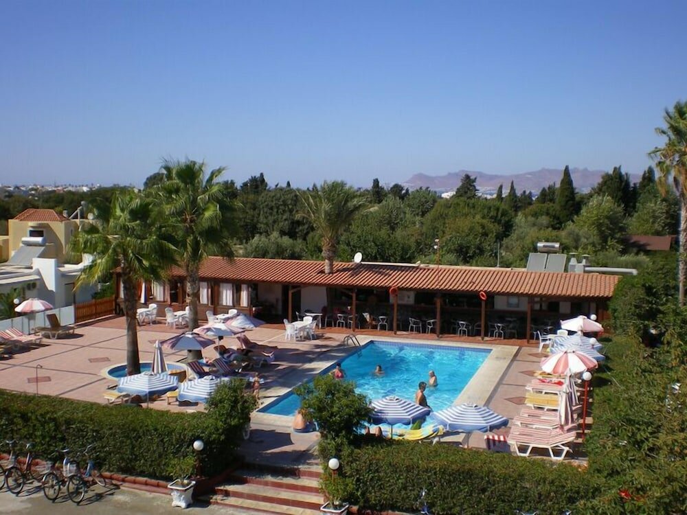 Фото Sandy's Studios Apartments & Log Villas