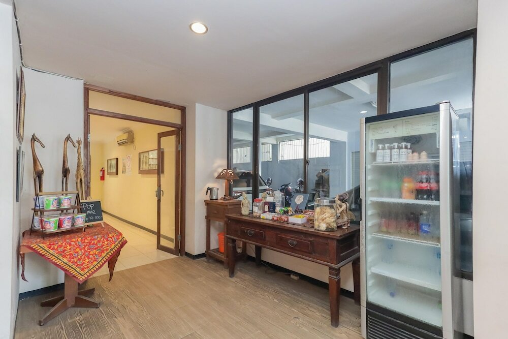 Фото RedDoorz near Gubeng Station