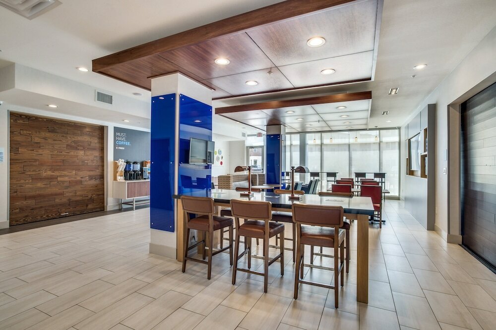 Фото Holiday Inn Express And Suites Denton South, an Ihg Hotel