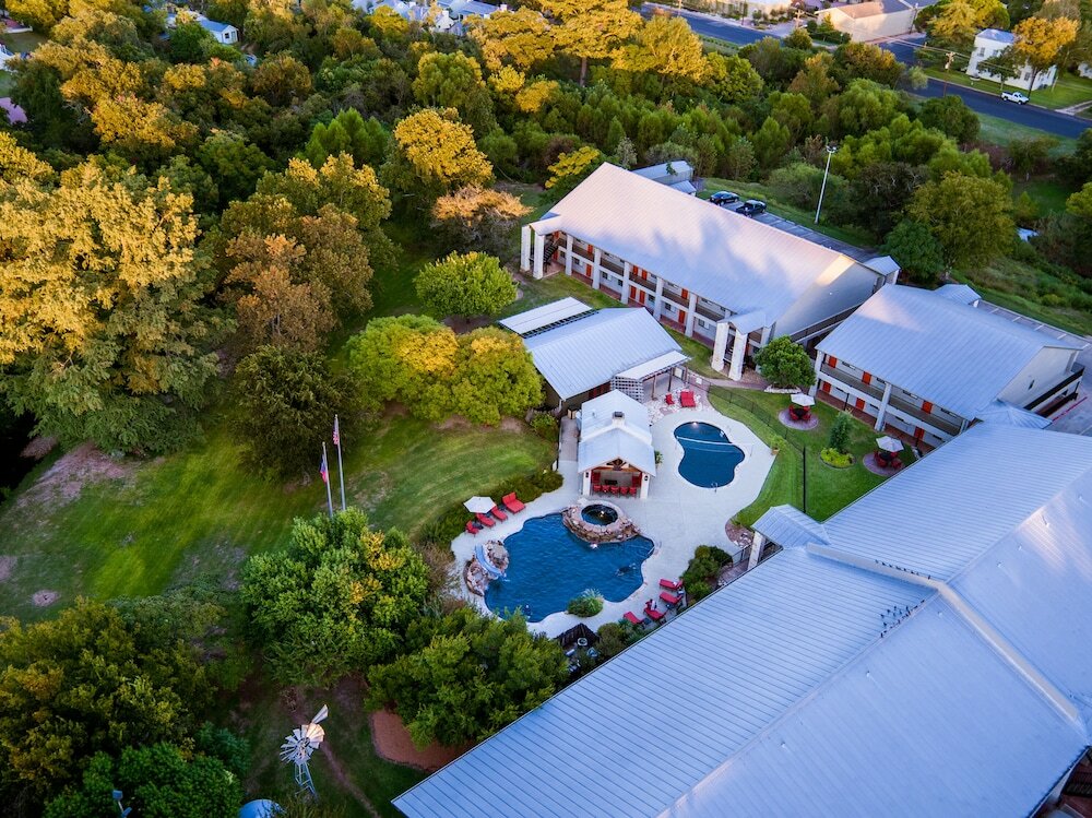 Фото Fredericksburg Inn & Suites