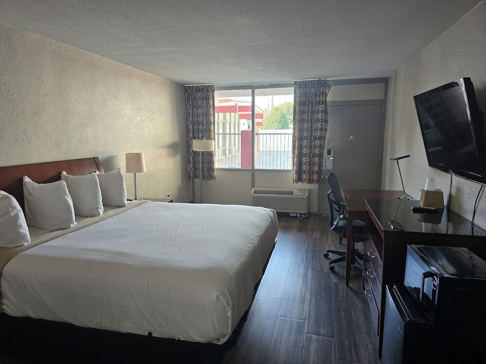 Фото Days Inn by Wyndham Raleigh Downtown South