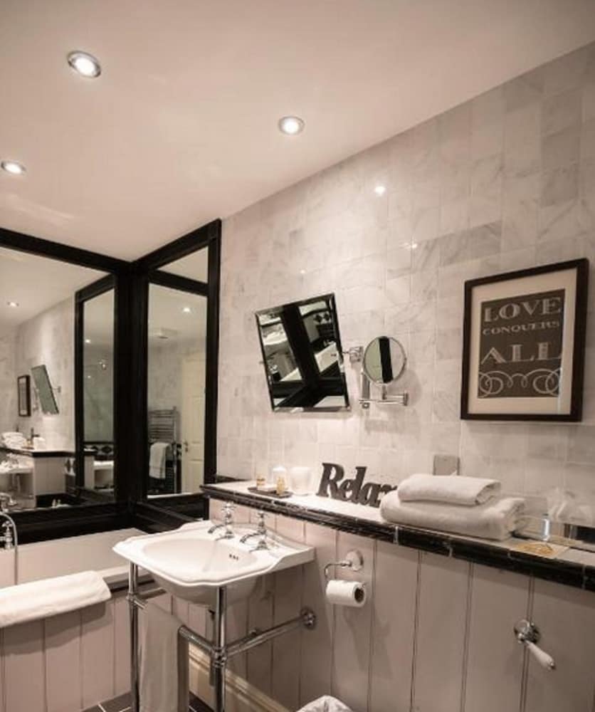 Фото The Dower House Hotel