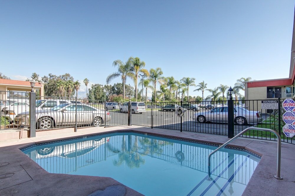 Фото Ontario Inn & Suites