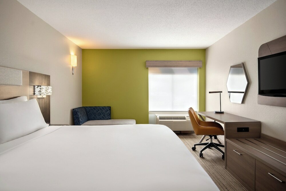Фото Holiday Inn Express Hotel & Suites Fredericksburg, an Ihg Hotel