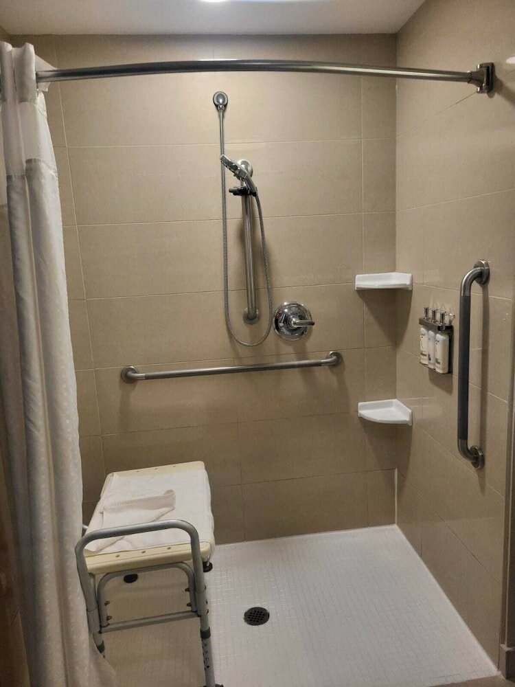 Фото Holiday Inn Express & Suites Brockville