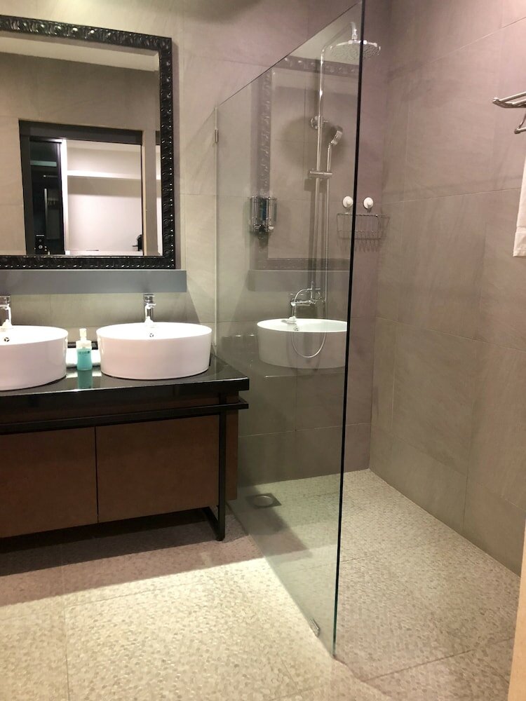 Фото Bedrock Hotel