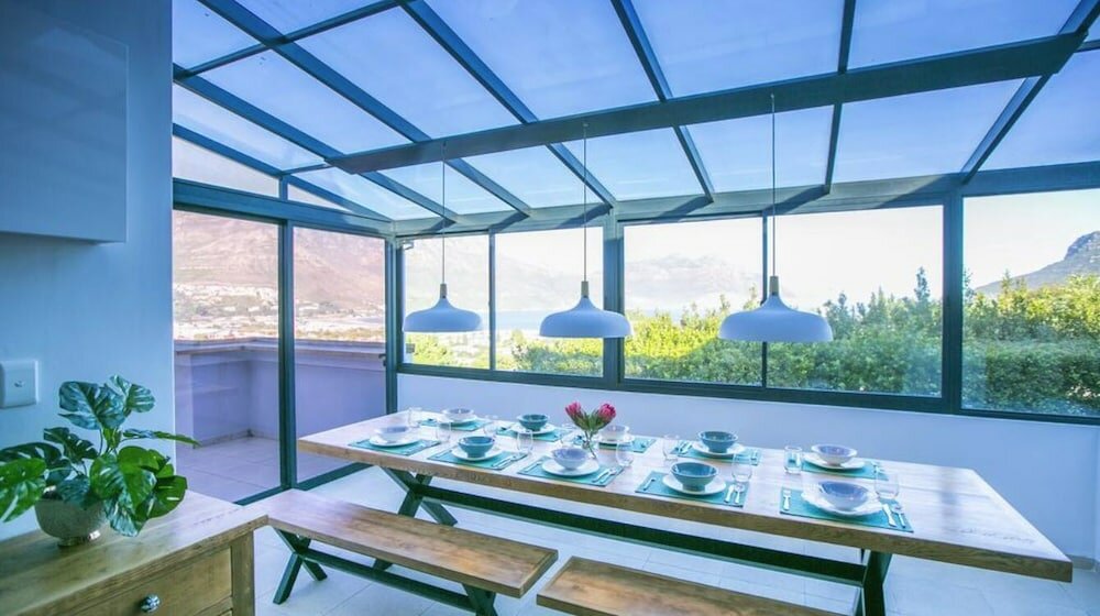 Фото Hout & About Guest House