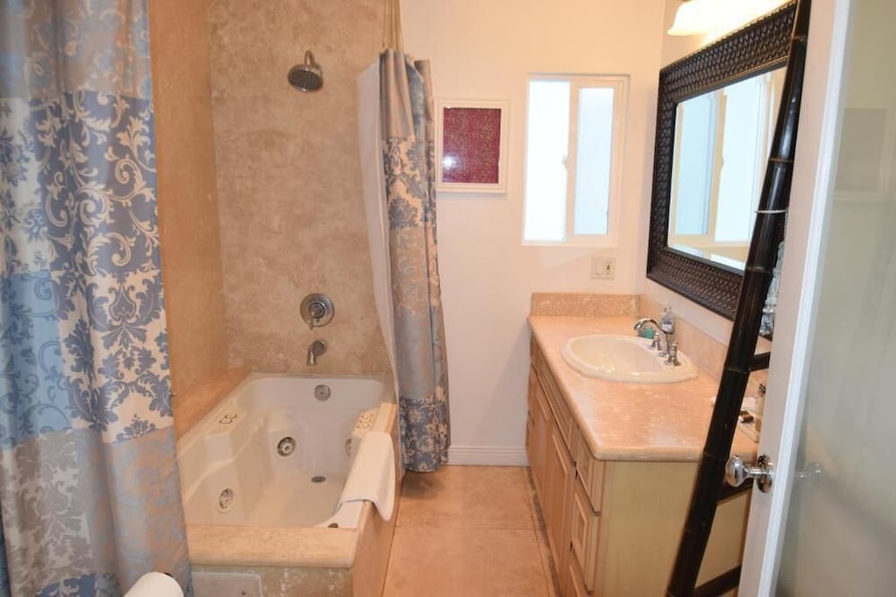 Фото Malibu Beach Paradise Apartments