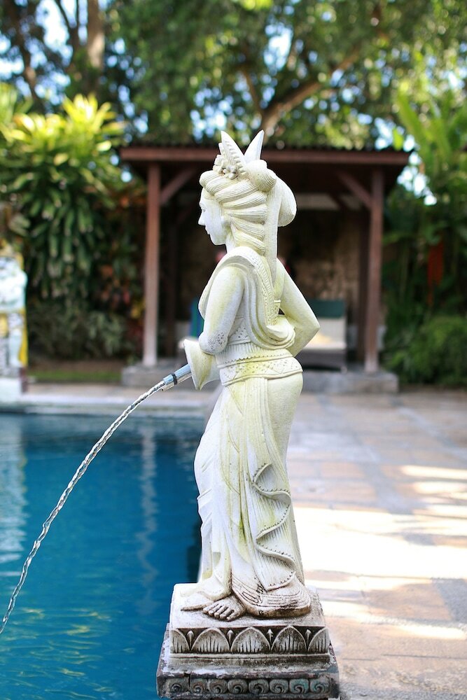 Фото Respati Beach Hotel