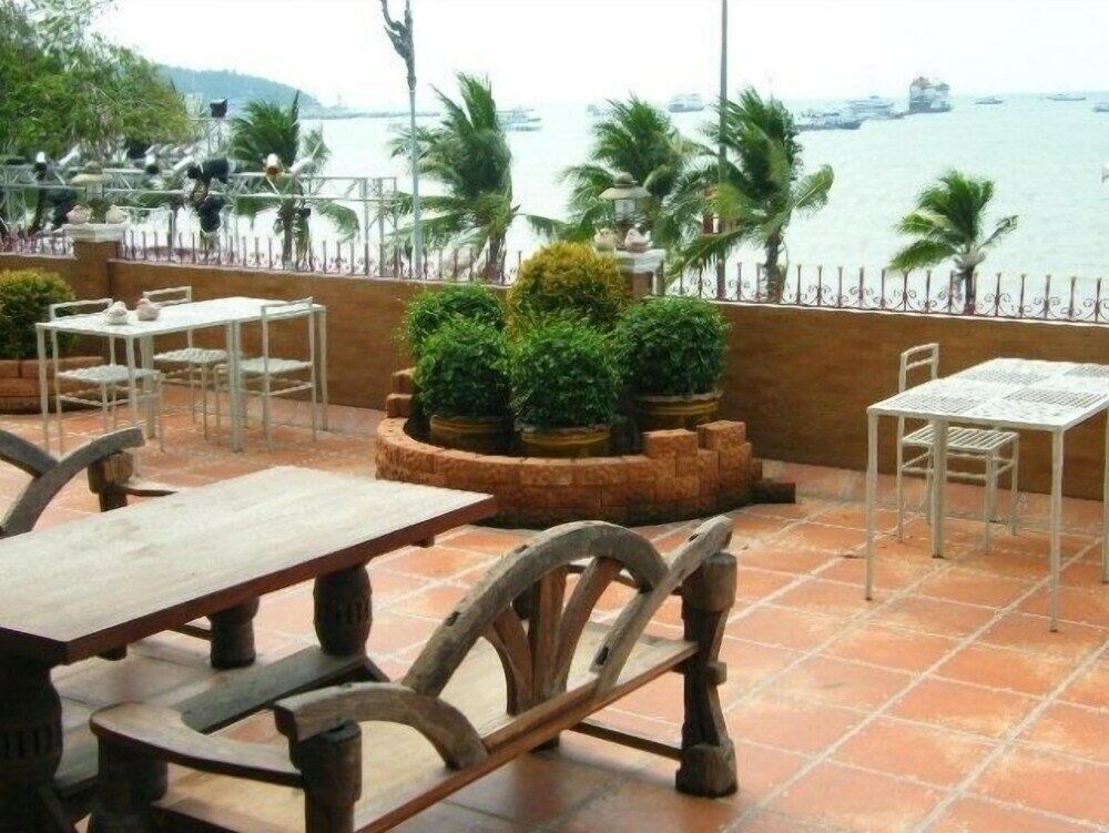 Фото The Red Balcony Inn