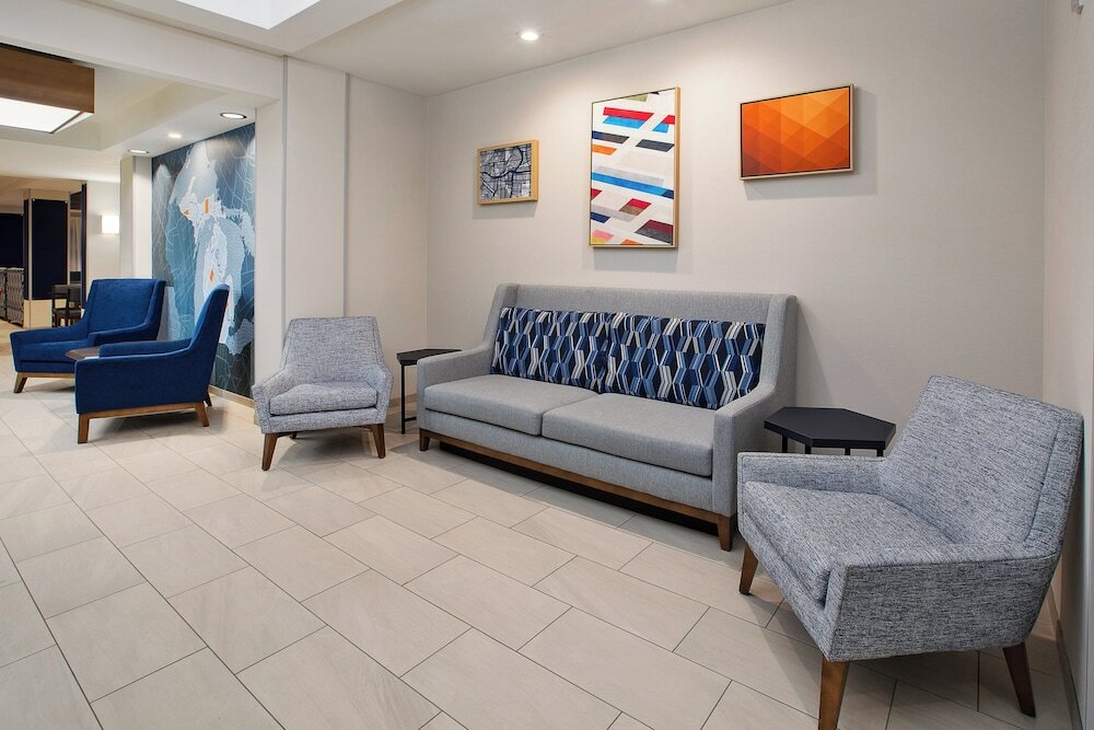 Фото Holiday Inn Express Hotel & Suites Grand Rapids-North, an Ihg Hotel