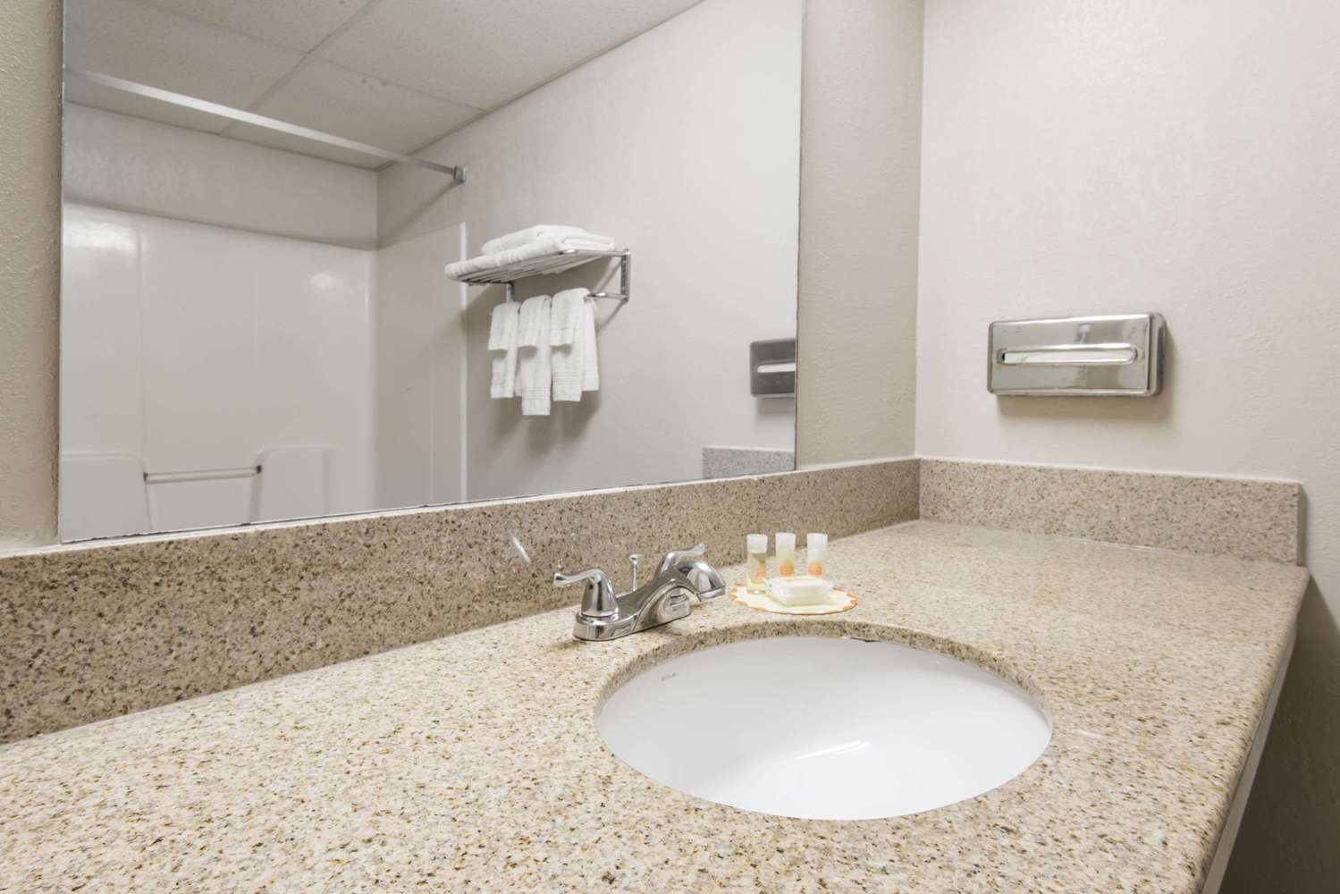 Фото Days Inn by Wyndham Kansas City International Airport