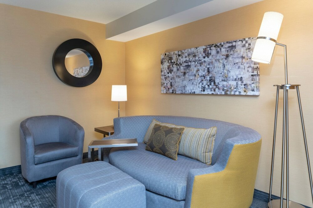 Фото Courtyard Milwaukee Airport